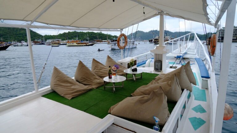 Giona Liveaboard, open trip labuan bajo, labuan bajo, open trip navila liveaboard, komodo national park, komodo island, komodo dragon, pink beach, padar island, 3 days 2 nights labuan bajo open trip, open trip labuan bajo, open trip komodo island, komodo sailing tour