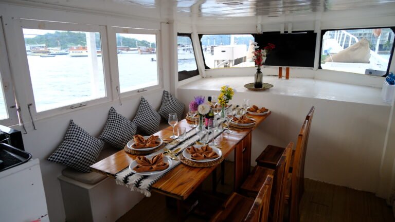 Giona Liveaboard, open trip labuan bajo, labuan bajo, open trip navila liveaboard, komodo national park, komodo island, komodo dragon, pink beach, padar island, 3 days 2 nights labuan bajo open trip, open trip labuan bajo, open trip komodo island, komodo sailing tour
