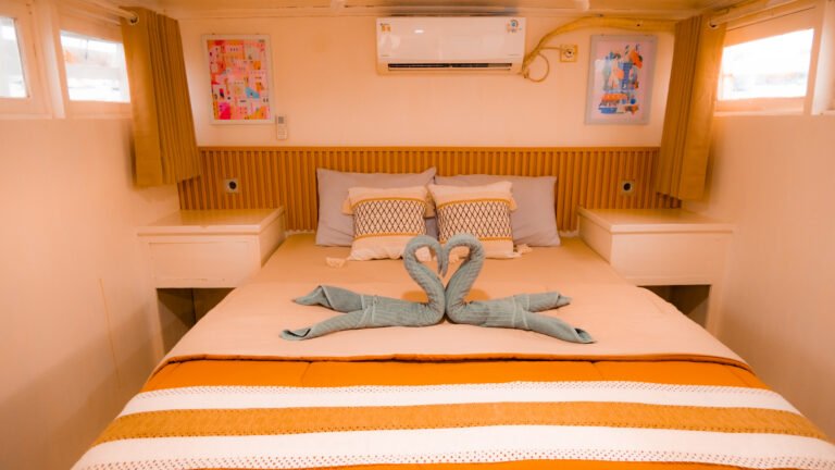 Giona Liveaboard, open trip labuan bajo, labuan bajo, open trip navila liveaboard, komodo national park, komodo island, komodo dragon, pink beach, padar island, 3 days 2 nights labuan bajo open trip, open trip labuan bajo, open trip komodo island, komodo sailing tour