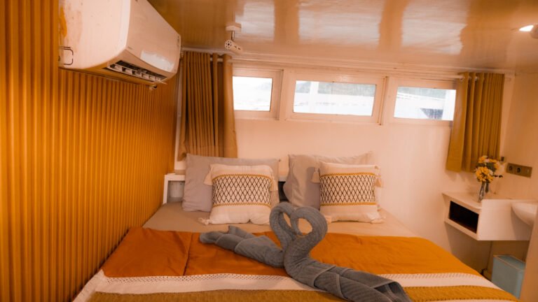 Giona Liveaboard, open trip labuan bajo, labuan bajo, open trip navila liveaboard, komodo national park, komodo island, komodo dragon, pink beach, padar island, 3 days 2 nights labuan bajo open trip, open trip labuan bajo, open trip komodo island, komodo sailing tour