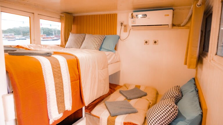Giona Liveaboard, open trip labuan bajo, labuan bajo, open trip navila liveaboard, komodo national park, komodo island, komodo dragon, pink beach, padar island, 3 days 2 nights labuan bajo open trip, open trip labuan bajo, open trip komodo island, komodo sailing tour