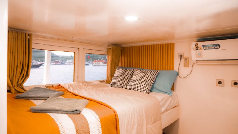 Giona Liveaboard, open trip labuan bajo, labuan bajo, open trip navila liveaboard, komodo national park, komodo island, komodo dragon, pink beach, padar island, 3 days 2 nights labuan bajo open trip, open trip labuan bajo, open trip komodo island, komodo sailing tour