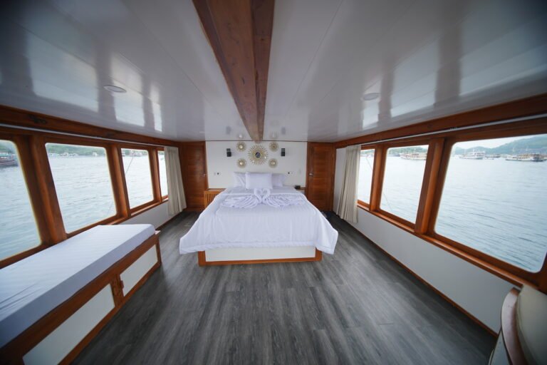 Fortuna Liveaboard, open trip labuan bajo, labuan bajo, open trip navila liveaboard, komodo national park, komodo island, komodo dragon, pink beach, padar island, 3 days 2 nights labuan bajo open trip, open trip labuan bajo, open trip komodo island, komodo sailing tour