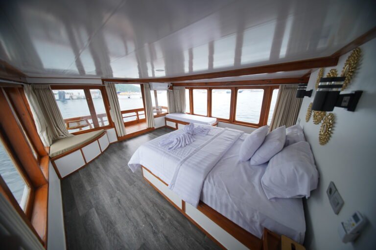 Fortuna Liveaboard, open trip labuan bajo, labuan bajo, open trip navila liveaboard, komodo national park, komodo island, komodo dragon, pink beach, padar island, 3 days 2 nights labuan bajo open trip, open trip labuan bajo, open trip komodo island, komodo sailing tour