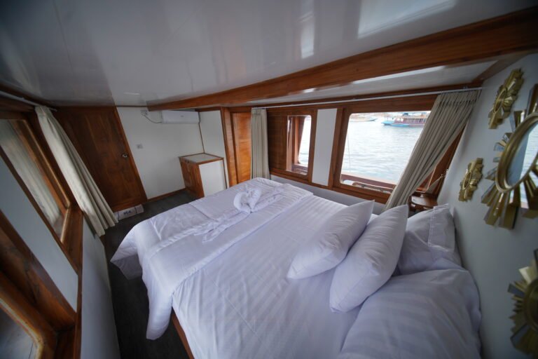 Fortuna Liveaboard, open trip labuan bajo, labuan bajo, open trip navila liveaboard, komodo national park, komodo island, komodo dragon, pink beach, padar island, 3 days 2 nights labuan bajo open trip, open trip labuan bajo, open trip komodo island, komodo sailing tour