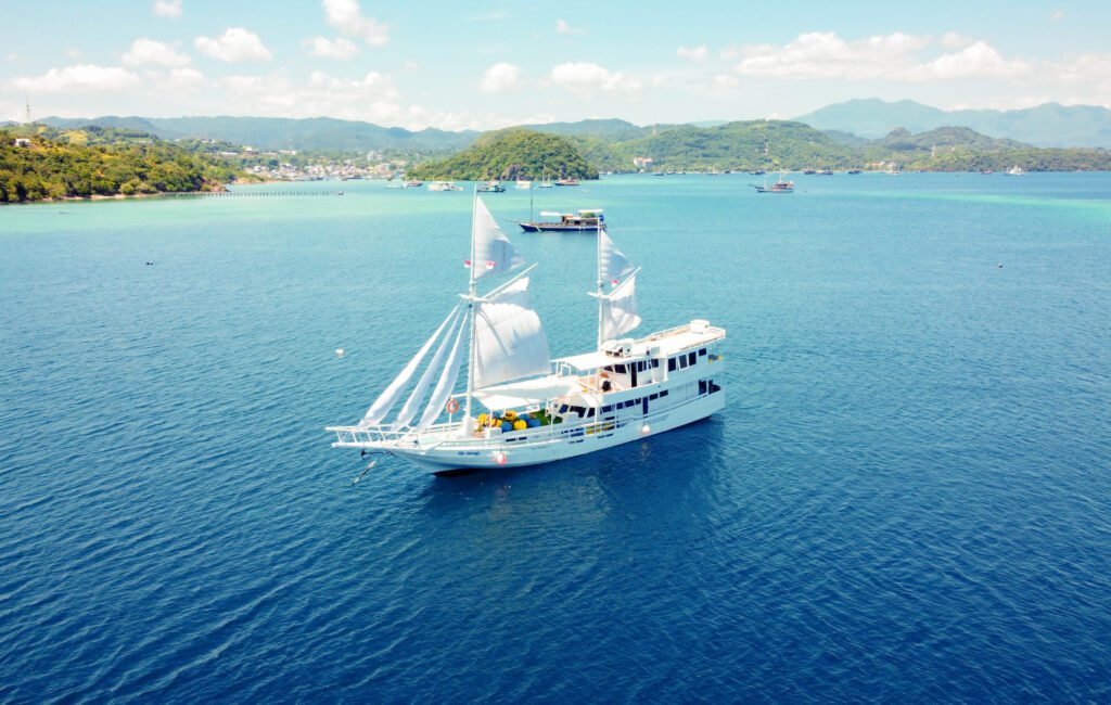 Giona Liveaboard, open trip labuan bajo, labuan bajo, open trip navila liveaboard, komodo national park, komodo island, komodo dragon, pink beach, padar island, 3 days 2 nights labuan bajo open trip, open trip labuan bajo, open trip komodo island, komodo sailing tour