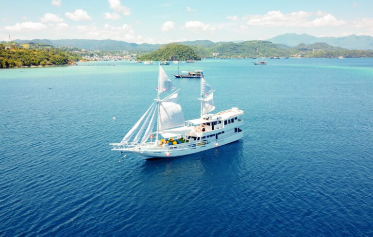 Giona Liveaboard, open trip labuan bajo, labuan bajo, open trip navila liveaboard, komodo national park, komodo island, komodo dragon, pink beach, padar island, 3 days 2 nights labuan bajo open trip, open trip labuan bajo, open trip komodo island, komodo sailing tour
