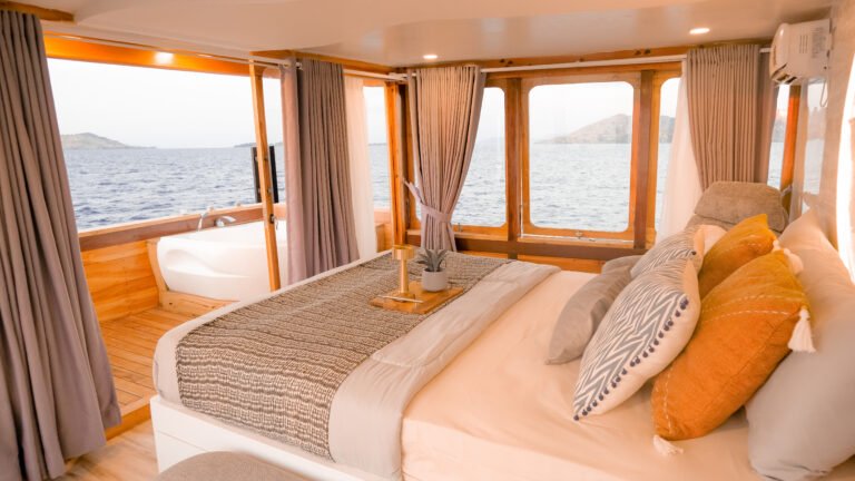 Semesta Liveaboard, open trip labuan bajo, labuan bajo, open trip navila liveaboard, komodo national park, komodo island, komodo dragon, pink beach, padar island, 3 days 2 nights labuan bajo open trip, open trip labuan bajo, open trip komodo island, komodo sailing tour
