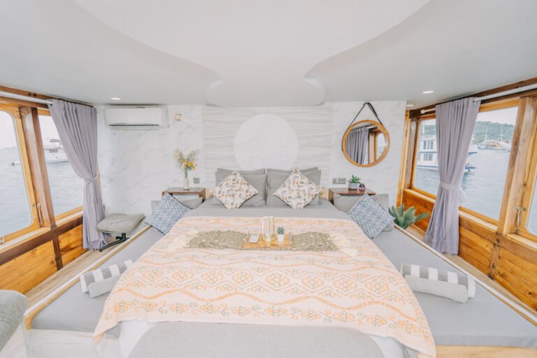 Semesta Liveaboard, open trip labuan bajo, labuan bajo, open trip navila liveaboard, komodo national park, komodo island, komodo dragon, pink beach, padar island, 3 days 2 nights labuan bajo open trip, open trip labuan bajo, open trip komodo island, komodo sailing tour