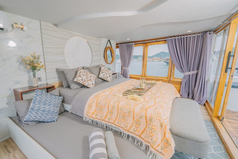 Semesta Liveaboard, open trip labuan bajo, labuan bajo, open trip navila liveaboard, komodo national park, komodo island, komodo dragon, pink beach, padar island, 3 days 2 nights labuan bajo open trip, open trip labuan bajo, open trip komodo island, komodo sailing tour