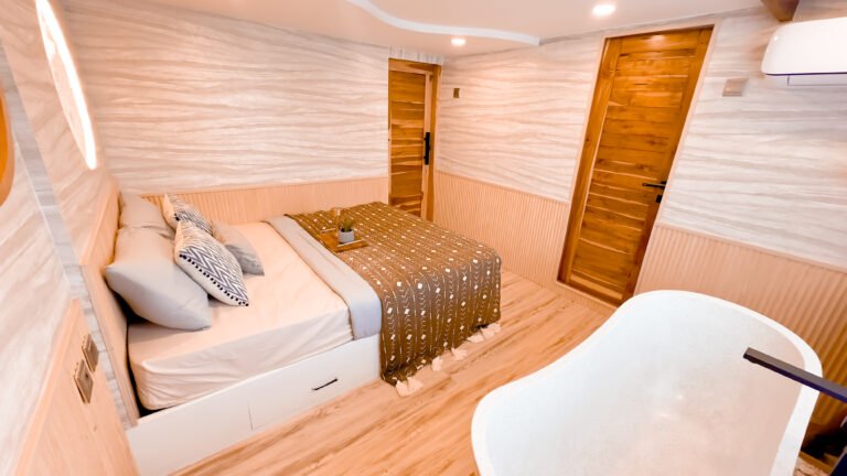 Semesta Liveaboard, open trip labuan bajo, labuan bajo, open trip navila liveaboard, komodo national park, komodo island, komodo dragon, pink beach, padar island, 3 days 2 nights labuan bajo open trip, open trip labuan bajo, open trip komodo island, komodo sailing tour