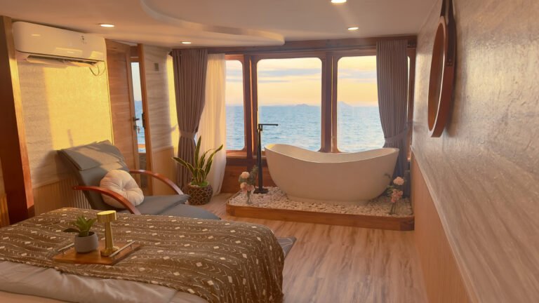 Semesta Liveaboard, open trip labuan bajo, labuan bajo, open trip navila liveaboard, komodo national park, komodo island, komodo dragon, pink beach, padar island, 3 days 2 nights labuan bajo open trip, open trip labuan bajo, open trip komodo island, komodo sailing tour