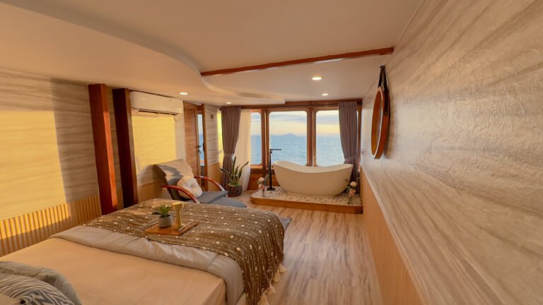 Semesta Liveaboard, open trip labuan bajo, labuan bajo, open trip navila liveaboard, komodo national park, komodo island, komodo dragon, pink beach, padar island, 3 days 2 nights labuan bajo open trip, open trip labuan bajo, open trip komodo island, komodo sailing tour