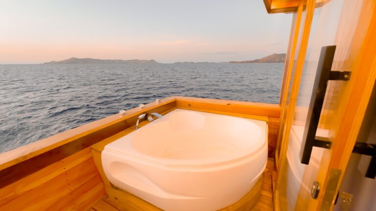 Semesta Liveaboard, open trip labuan bajo, labuan bajo, open trip navila liveaboard, komodo national park, komodo island, komodo dragon, pink beach, padar island, 3 days 2 nights labuan bajo open trip, open trip labuan bajo, open trip komodo island, komodo sailing tour