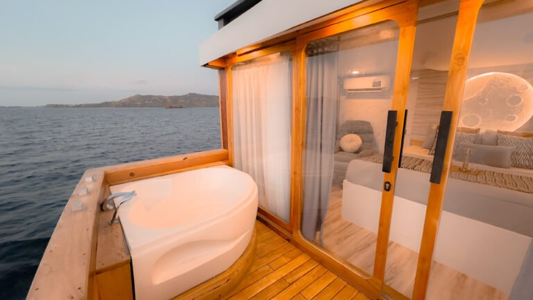 Semesta Liveaboard, open trip labuan bajo, labuan bajo, open trip navila liveaboard, komodo national park, komodo island, komodo dragon, pink beach, padar island, 3 days 2 nights labuan bajo open trip, open trip labuan bajo, open trip komodo island, komodo sailing tour