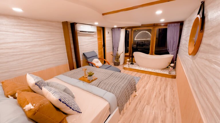 Semesta Liveaboard, open trip labuan bajo, labuan bajo, open trip navila liveaboard, komodo national park, komodo island, komodo dragon, pink beach, padar island, 3 days 2 nights labuan bajo open trip, open trip labuan bajo, open trip komodo island, komodo sailing tour