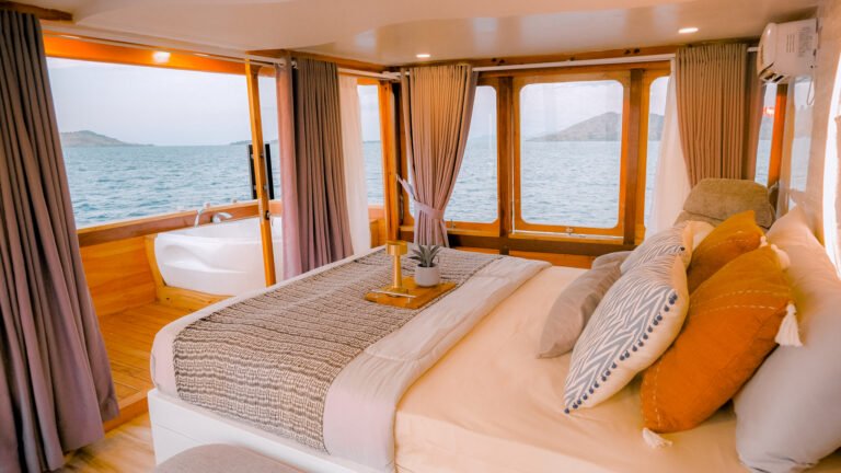Semesta Liveaboard, open trip labuan bajo, labuan bajo, open trip navila liveaboard, komodo national park, komodo island, komodo dragon, pink beach, padar island, 3 days 2 nights labuan bajo open trip, open trip labuan bajo, open trip komodo island, komodo sailing tour