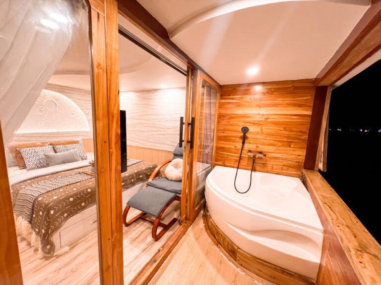 Semesta Liveaboard, open trip labuan bajo, labuan bajo, open trip navila liveaboard, komodo national park, komodo island, komodo dragon, pink beach, padar island, 3 days 2 nights labuan bajo open trip, open trip labuan bajo, open trip komodo island, komodo sailing tour